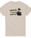Klassisk polisillustration med humoristisk text på beige t-shirt