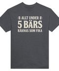 Mörkgrå t-shirt med texten Allt under 5 bärs räknas som fika.