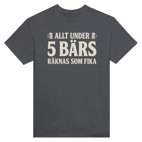 Mörkgrå t-shirt med texten Allt under 5 bärs räknas som fika.