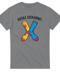 Tecknade gula och blå strumpor korsade med text "ROCKA SOCKARNA!" på grå t-shirt.