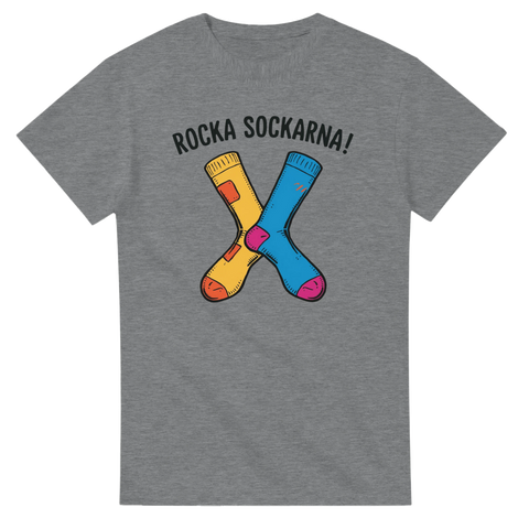 Tecknade gula och blå strumpor korsade med text "ROCKA SOCKARNA!" på grå t-shirt.