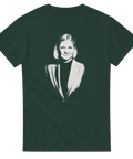 Streetwear-inspirerat motiv av Magdalena Andersson på en mörkgrön t-shirt