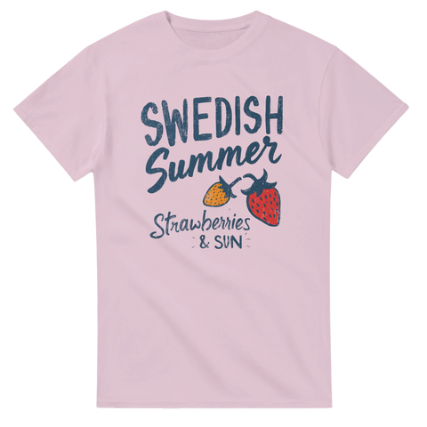 Grafisk illustration av svenska jordgubbar i retrostil – rosa t-shirt