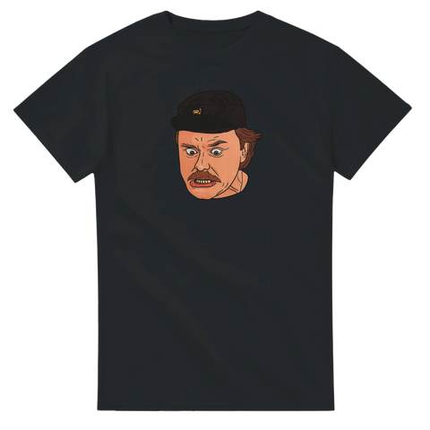 Tecknad Eddie Meduza-ansikte med keps och arg min på svart t-shirt.