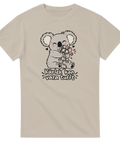 Beige t-shirt med en koala som kramar en mus och texten Kärlek kan vara tufft.