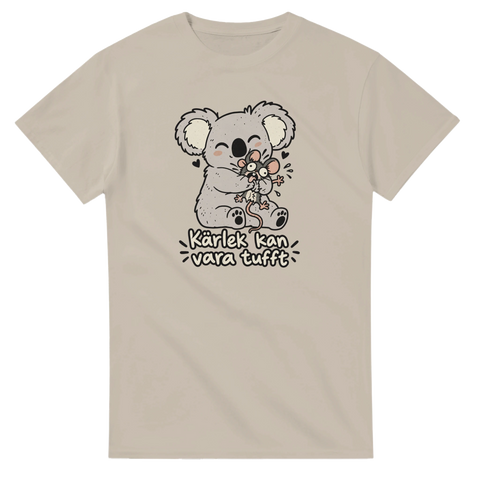 Beige t-shirt med en koala som kramar en mus och texten Kärlek kan vara tufft.