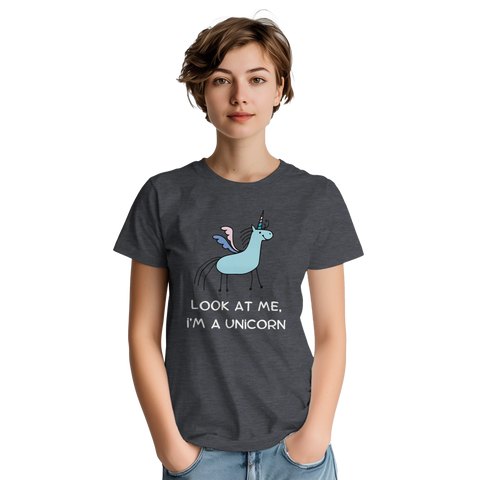 Tecknad ljusblå enhörning med rosa/blå vingar och text på mörkgrå t-shirt.