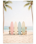 Surfbrädor i pastellfärger på strand mellan palmer – harmonisk strandposter