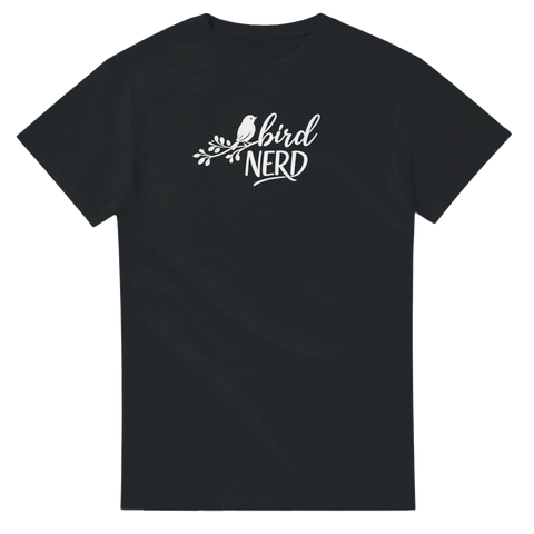 Vitt tryck med liten fågel och kvist – modern t-shirt med fågelmotiv