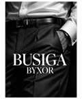 Svartvit närbild på en man i skräddade byxor med bälte och händerna i fickorna, texten BUSIGA BYXOR syns i vitt.