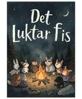 Illustration av skogsdjur runt en lägereld under en stjärnhimmel med texten Det luktar fis i vit handstil.