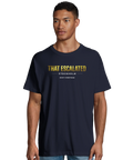 Man bär mörkblå t-shirt med kaxig guldtext och urban attityd