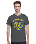 Man bär en grå t-shirt med En svensk tiger motiv i blågula färger