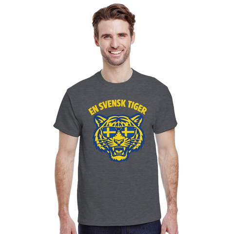 Man bär en grå t-shirt med En svensk tiger motiv i blågula färger