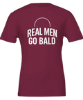Real Men Go Bald" text med bågformad linje på vinröd t-shirt.