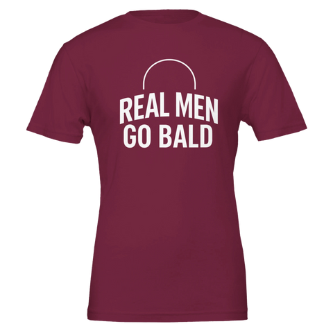 Real Men Go Bald" text med bågformad linje på vinröd t-shirt.
