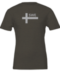 Svenska flaggan stiliserad med "SWE" på mörkgrön t-shirt.