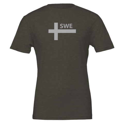 Svenska flaggan stiliserad med "SWE" på mörkgrön t-shirt.