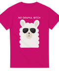Lama med solglasögon och texten "NO DRAMA, BITCH" på en fuchsia T-shirt.