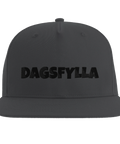 Dagsfylla" text i svart brodyr på mörkgrå snapback-keps.