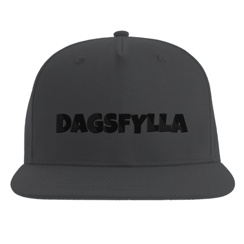 Dagsfylla" text i svart brodyr på mörkgrå snapback-keps.