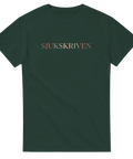 Minimalistiskt texttryck Sjukskriven i guldaktig ton på mörkgrön t-shirt