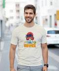 Sommar-tryck med palmträd, solglasögon, kokosnöt, texten "Hello Summer" på vit t-shirt.