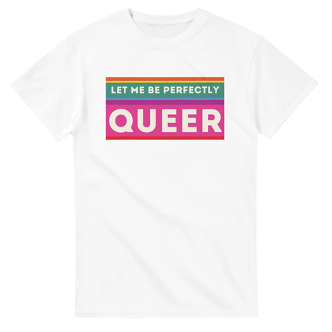 Tydligt tryck "Let Me Be Perfectly Queer" på vit t-shirt.