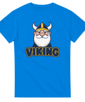 Charmig vikingakaraktär med blå hjälm och gult tryck – grafisk t-shirt