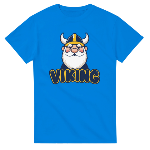 Charmig vikingakaraktär med blå hjälm och gult tryck – grafisk t-shirt
