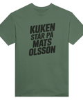 Kuken står på Mats Olsson" text på olivgrön t-shirt, satirisk design.