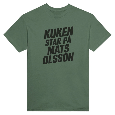 Kuken står på Mats Olsson" text på olivgrön t-shirt, satirisk design.