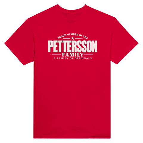 Röd t-shirt med texten Pettersson – A Family of Originals