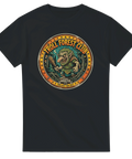 Retro badge-motiv med vresigt skogstroll i mörk skog – grafisk t-shirt