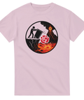 Satirisk illustration av röd ros i brinnande vulkan – rosa grafisk t-shirt