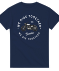 Retro motorcykelmotiv med vita bokstäver på mörkblå t-shirt, tydlig design.