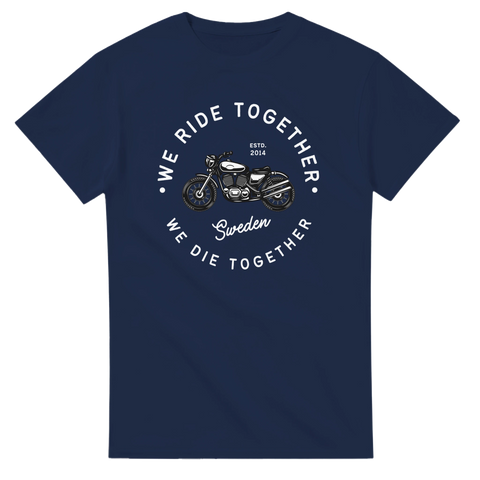 Retro motorcykelmotiv med vita bokstäver på mörkblå t-shirt, tydlig design.