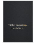 Minimalistisk poster med texten Väldigt mycket jag på mörk texturerad bakgrund