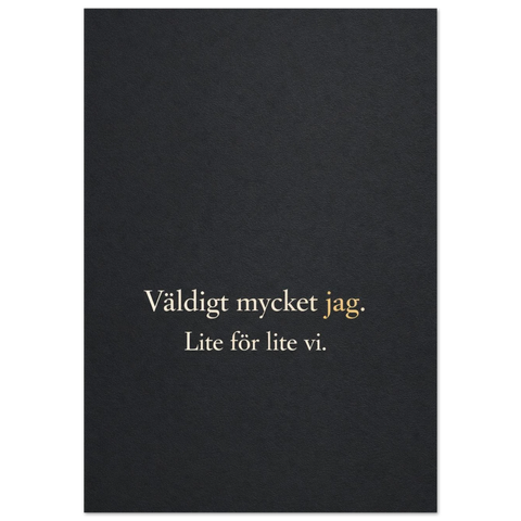 Minimalistisk poster med texten Väldigt mycket jag på mörk texturerad bakgrund