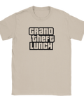 Svart "Grand Theft Lunch" texttryck i GTA-stil på en beige t-shirt med rund hals.