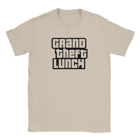 Svart "Grand Theft Lunch" texttryck i GTA-stil på en beige t-shirt med rund hals.