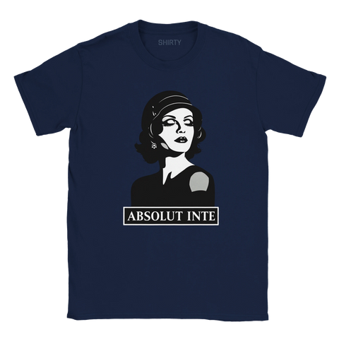 Sarkastisk kvinna med hatt och örhänge, text "ABSOLUT INTE" i vit ram, på mörkblå t-shirt.