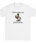 Anka med pistol och text "Don't make me drink alone" på vit t-shirt.