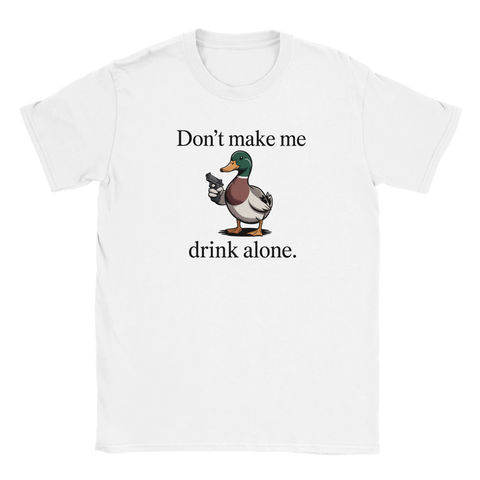 Anka med pistol och text "Don't make me drink alone" på vit t-shirt.