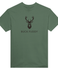 Stiliserat hjorthuvud med texten "BUCK FUDDY" på olivgrön t-shirt.