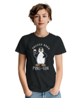 Tecknad pingvin med vinglas, text "DRICKER BARA PING-VIN" på svart t-shirt.