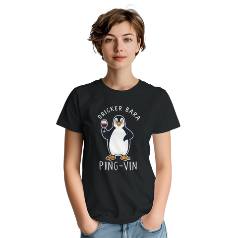 Tecknad pingvin med vinglas, text "DRICKER BARA PING-VIN" på svart t-shirt.