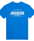 Blå t-shirt med texten Johansson – A Family of Originals