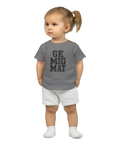 Ge mig mat" text på grå baby t-shirt, buren av ett barn med blond tofs.