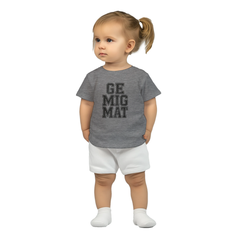 Ge mig mat" text på grå baby t-shirt, buren av ett barn med blond tofs.